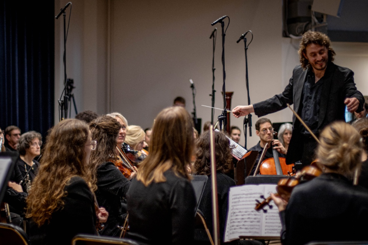 “Graag zou ik als dirigent bij een professioneel orkest aan de slag gaan, waarin ik mijn vaardigheden kwijt kan. Ik denk dat ik meer kan dan wat ik nu doe. Ik houd vooral van grote symfonieën die bijvoorbeeld drie kwartier duren. Daarbij moet je de spanning heel bewust opbouwen zodat het niet saai wordt. Op dit moment studeer ik op de derde symfonie van Brahms voor het Amsterdams Studenten Orkest. Mijn ambitie is om dit grote muziekstuk zo uit te voeren dat het publiek van begin tot eind geboeid blijft.” Massimo raoul dirigent